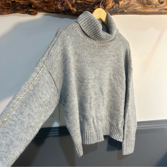 Gray Turtle Neck Sparkly Sweater with Braided Detail on Sleeve size L Dee Elly - Picture 7 of 10
